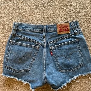 Levi’s 501 light distressed shorts size W25